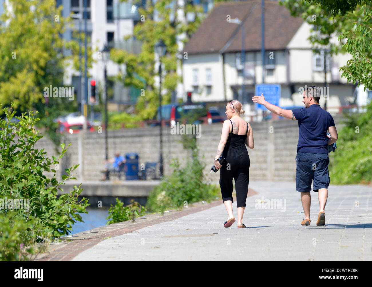 Maidstone Kent, Inghilterra, Regno Unito. Una giovane coppia a piedi dal fiume Medway Foto Stock