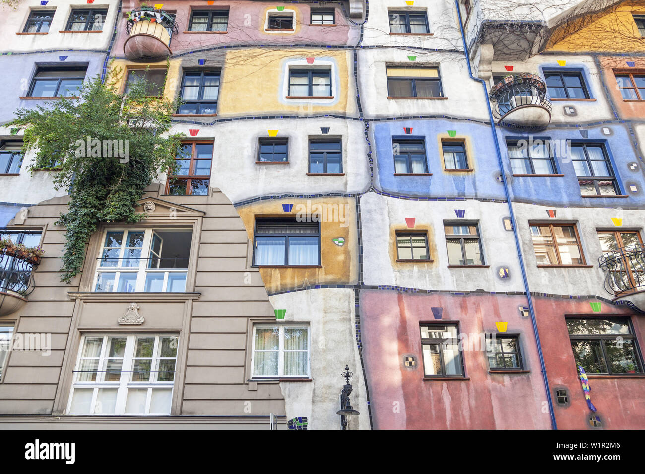 Edificio famoso Hundertwasserhaus di Friedensreich Hundertwasser e Josef Krawina a Vienna, l'Austria orientale, Austria, Europa Foto Stock