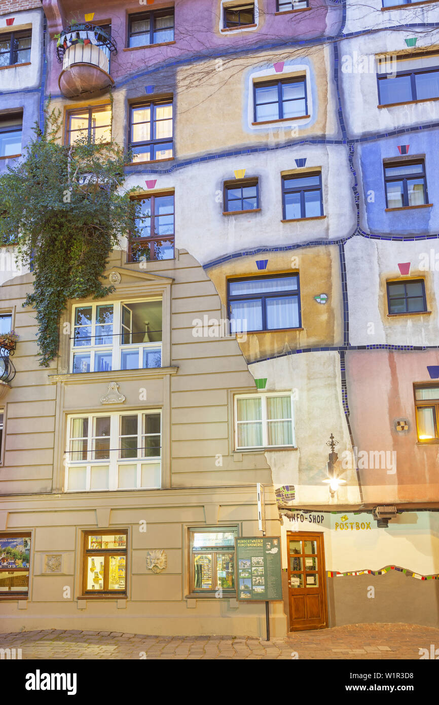 Edificio famoso Hundertwasserhaus di Friedensreich Hundertwasser e Josef Krawina a Vienna, l'Austria orientale, Austria, Europa Foto Stock