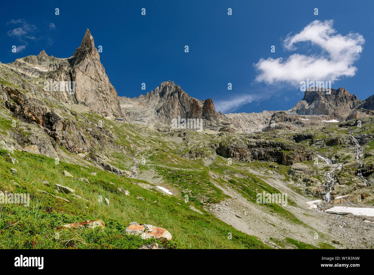 Capanna rifugio du Soreiller con Aiguille Dibona e Aiguilles Orientale du Soreiller, capanna Rifugio du Soreiller, Ecrins, Parco Nazionale degli Ecrins, Dauphine, da Foto Stock