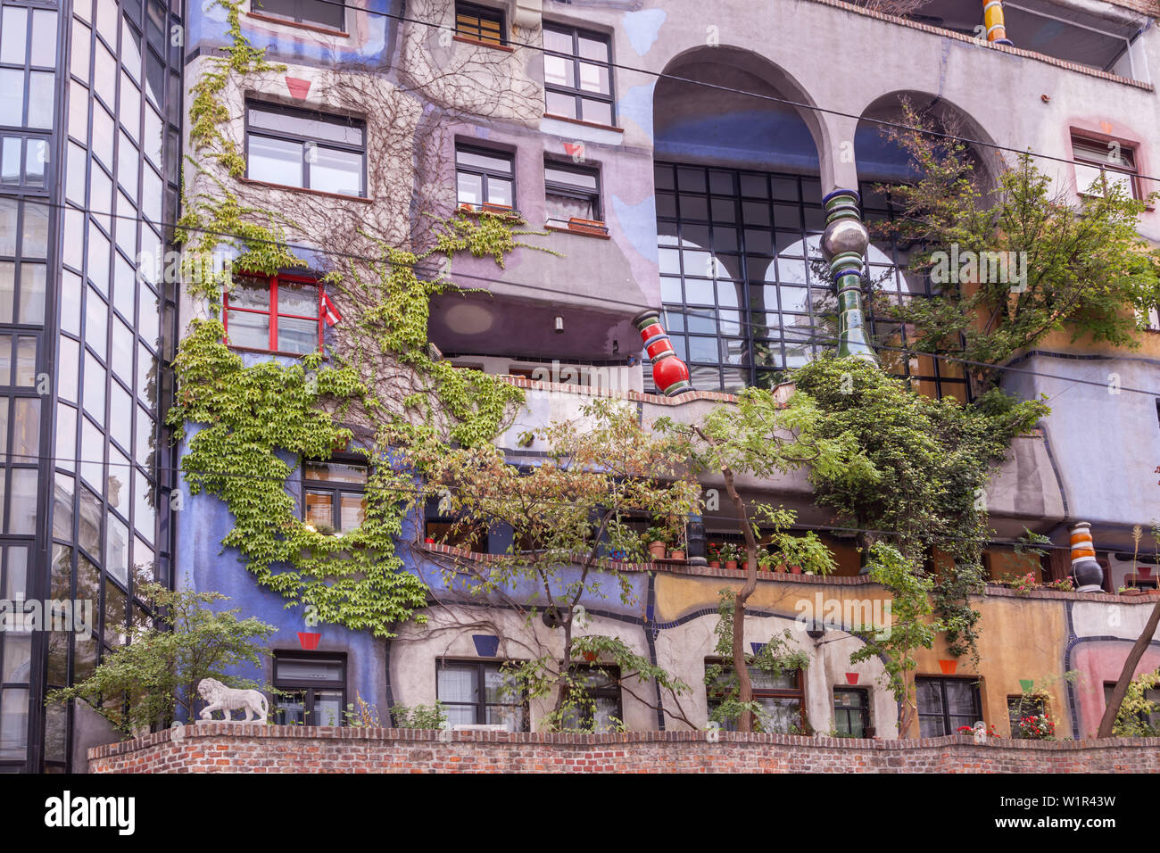 Edificio famoso Hundertwasserhaus di Friedensreich Hundertwasser e Josef Krawina a Vienna, l'Austria orientale, Austria, Europa Foto Stock