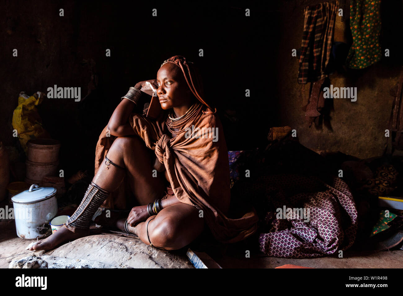 Himba donna nel suo rifugio, Kunene, Namibia Foto Stock