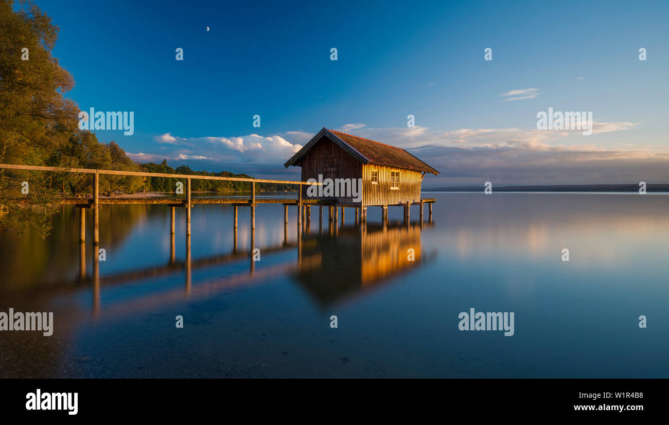 Spia della tenuta in caldo su un boathouse Stegona vicino al lago Ammersee, Baviera, Germania Foto Stock
