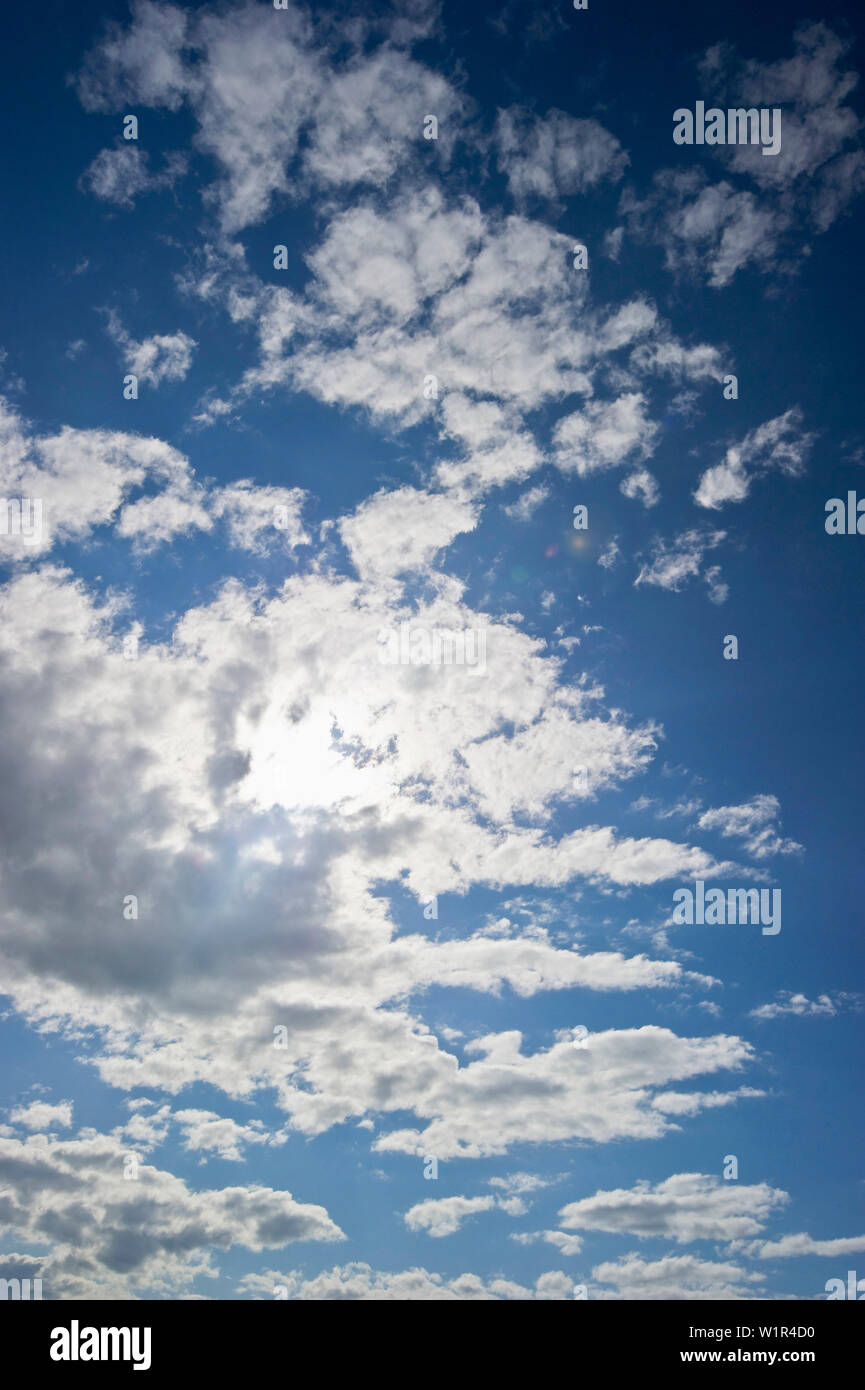 Cumulus nuvole con sole e cielo blu, soffici nuvole Foto Stock
