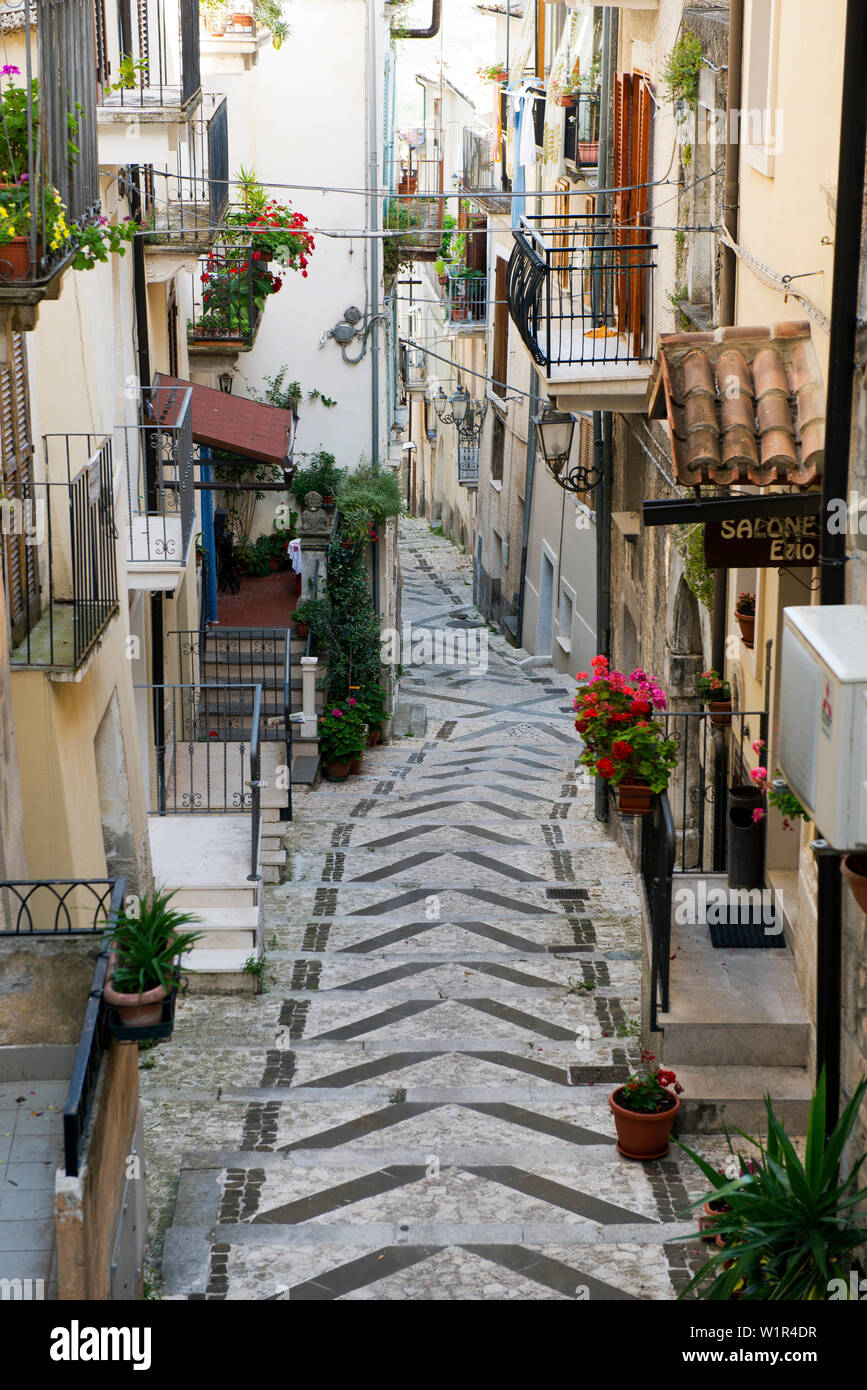 Il allyways della cittadina termale di Caramanico Terme nel Parco Nazionale della Majella Foto Stock