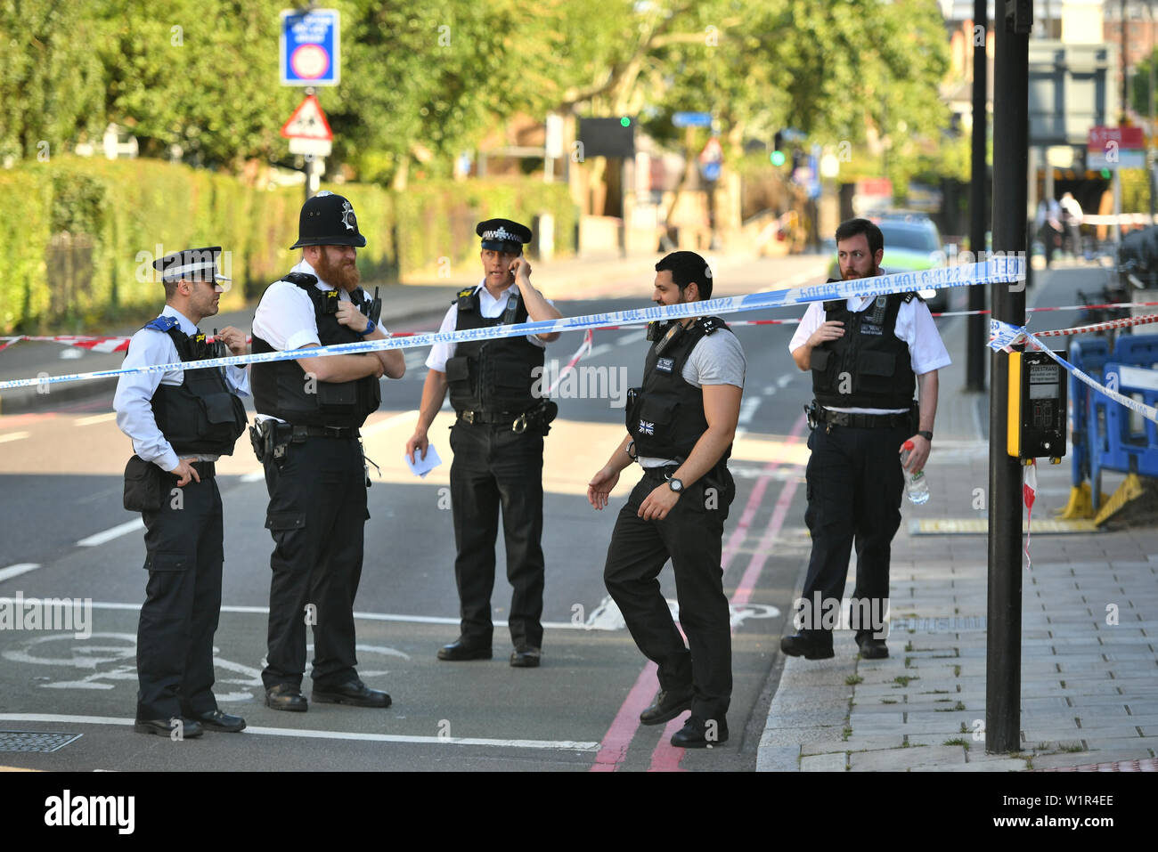 I funzionari di polizia sulla strada Latchmere in Battersea Park Road a seguito di un accoltellato. Un uomo si era affrettato in ospedale dopo un attacco in strada di Battersea, Londra Sud, e non ci sono stati arresti. Foto Stock