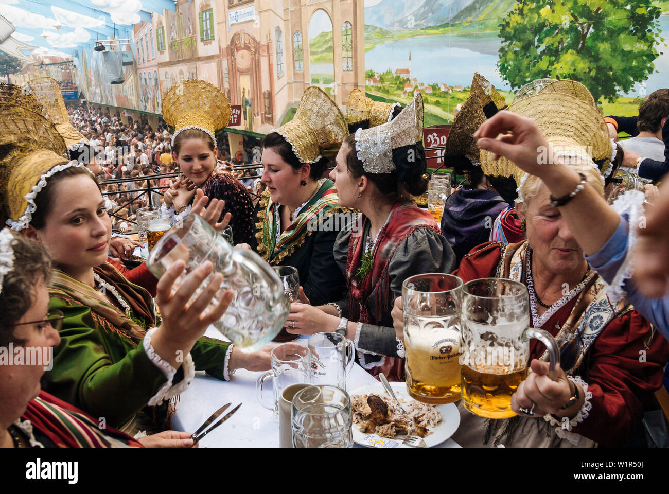 Donne che indossano il tradizionale golden cappelli, Oktoberfest Monaco di Baviera, Germania Foto Stock