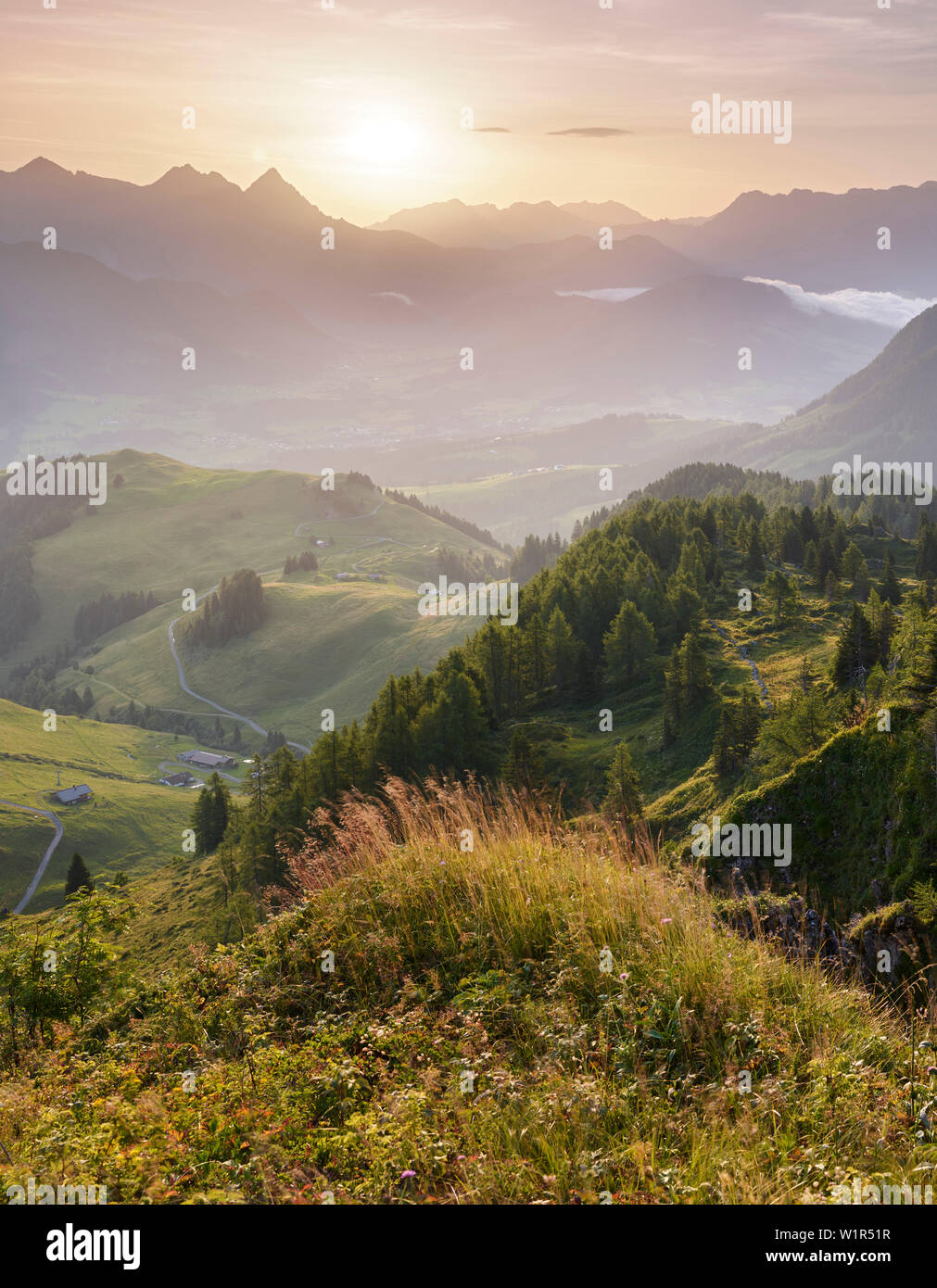 Vista dalla vetta Kitzbüheler Horn nella direzione di Fieberbrunn, Leoganger montagne di pietra, Tirolo, Austria Foto Stock