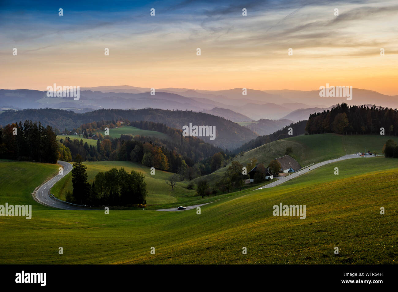 Vista del paesaggio collinare, luce della sera, vicino a St Märgen, Foresta Nera, Baden-Württemberg, Germania Foto Stock