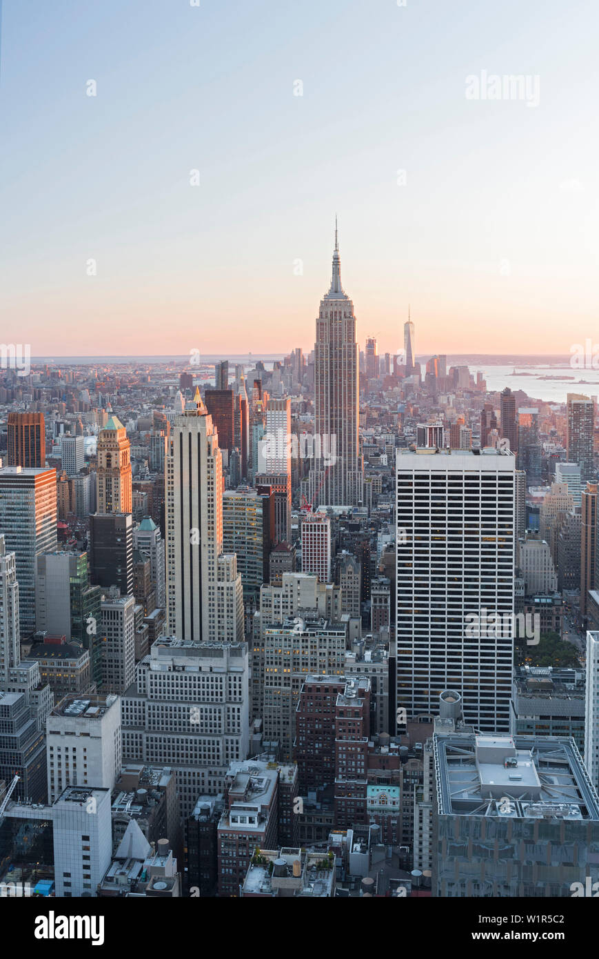 La vista dalla cima della Roccia, Empire State Building, il Rockefeller Center, Manhattan, New York, New York, Stati Uniti d'America Foto Stock
