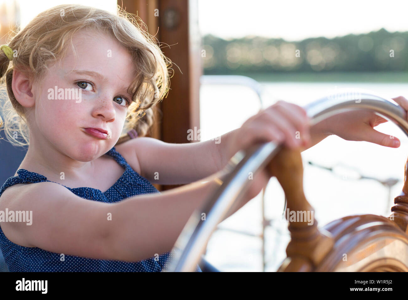 Giovane ragazza al volante, houseboat tour, Lago Mirower vedere, Kuhnle-Tours, Mecklenburg laghi, Meclemburgo Lake District, Signor, Mirow, Mecklenburg Foto Stock