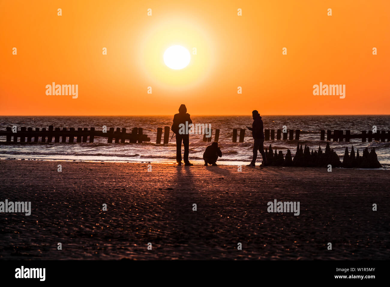 Fotografi dilettanti scattare foto del tramonto, Wangerooge, Frisia orientale, Bassa Sassonia, Germania Foto Stock