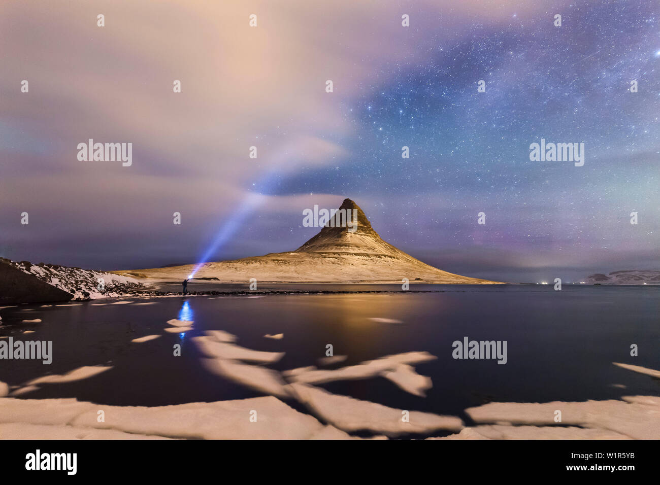 Le ore notturne in montagna Kirkjufell, Grundarfjörður, Snaefellsnes peninsular, Islanda Foto Stock