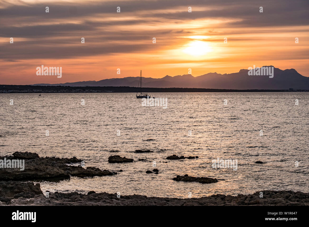 Tramonto a Baia di Alcudia, Colonia de Sant Pere, Maiorca, isole Baleari, Spagna Foto Stock