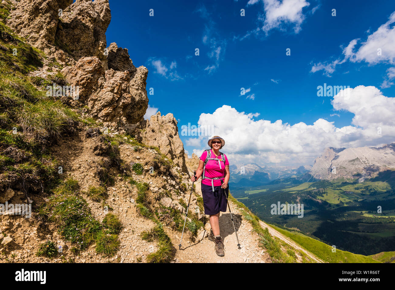 Escursionista dopo la scalata Rosszahnscharte in vista dell' Alpe di Siusi e la zona intorno al monte Sassopiatto, Siusi Alto Adige, Alto Adige, Italia Foto Stock