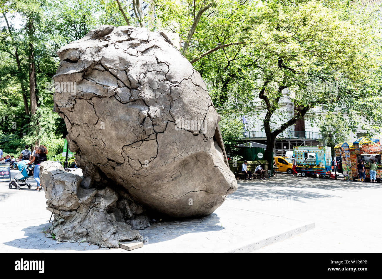 Mark Manders testa inclinata Central Park di New York City STATI UNITI D'AMERICA Foto Stock