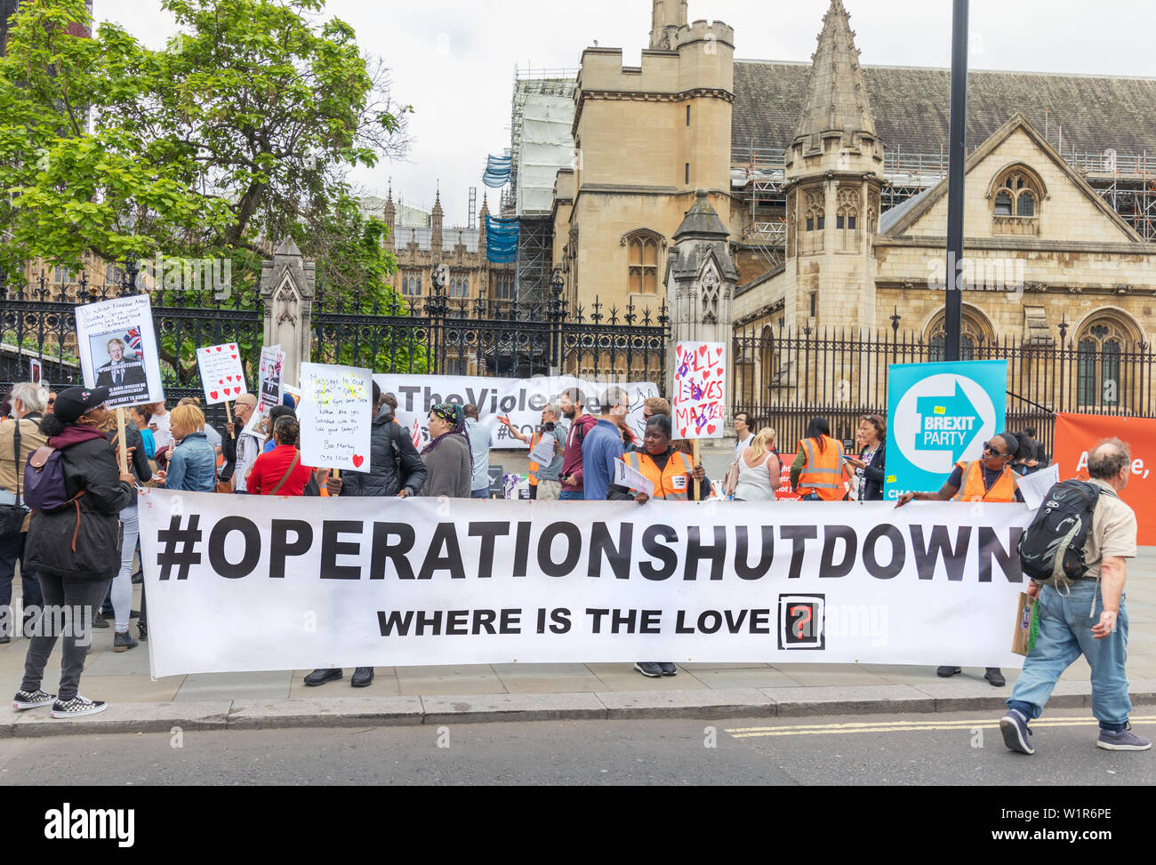 London / UK 26 Giugno 2019. Spegnimento operazione anti-crimine coltello attivisti protesta al di fuori del parlamento di Westminster, chiedendo al governo di ta Foto Stock