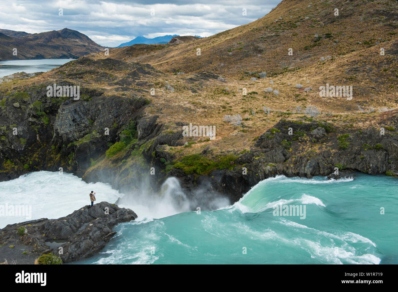 Un visitatore acquisisce una foto al Mirador Salto Grande Cascata, il Parco Nazionale di Torres del Paine Magallanes y de la Antartica Chilena, Patagonia, Chi Foto Stock