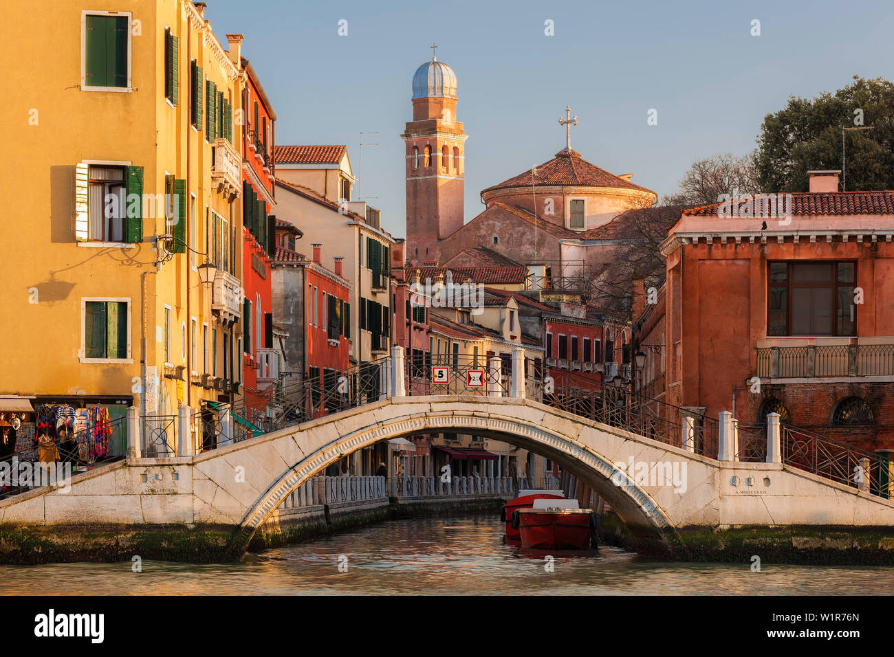 Affacciato sul Canal Grande a case e la chiesa di San Nicola da Tolentino sul canal Rio dei Tolentini con ponte in sole di setting, Santa C Foto Stock