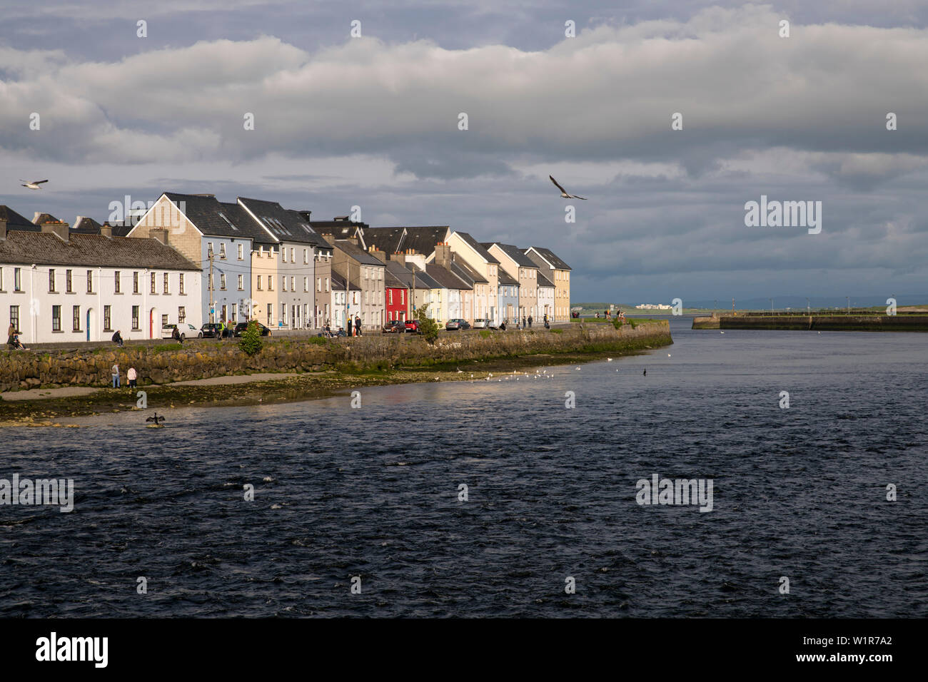 Uno dei più famosi luoghi di interesse di Galway è la lunga passeggiata con la sua fila di belle case colorate situato presso il porto di Corrib, Galway, County Galw Foto Stock