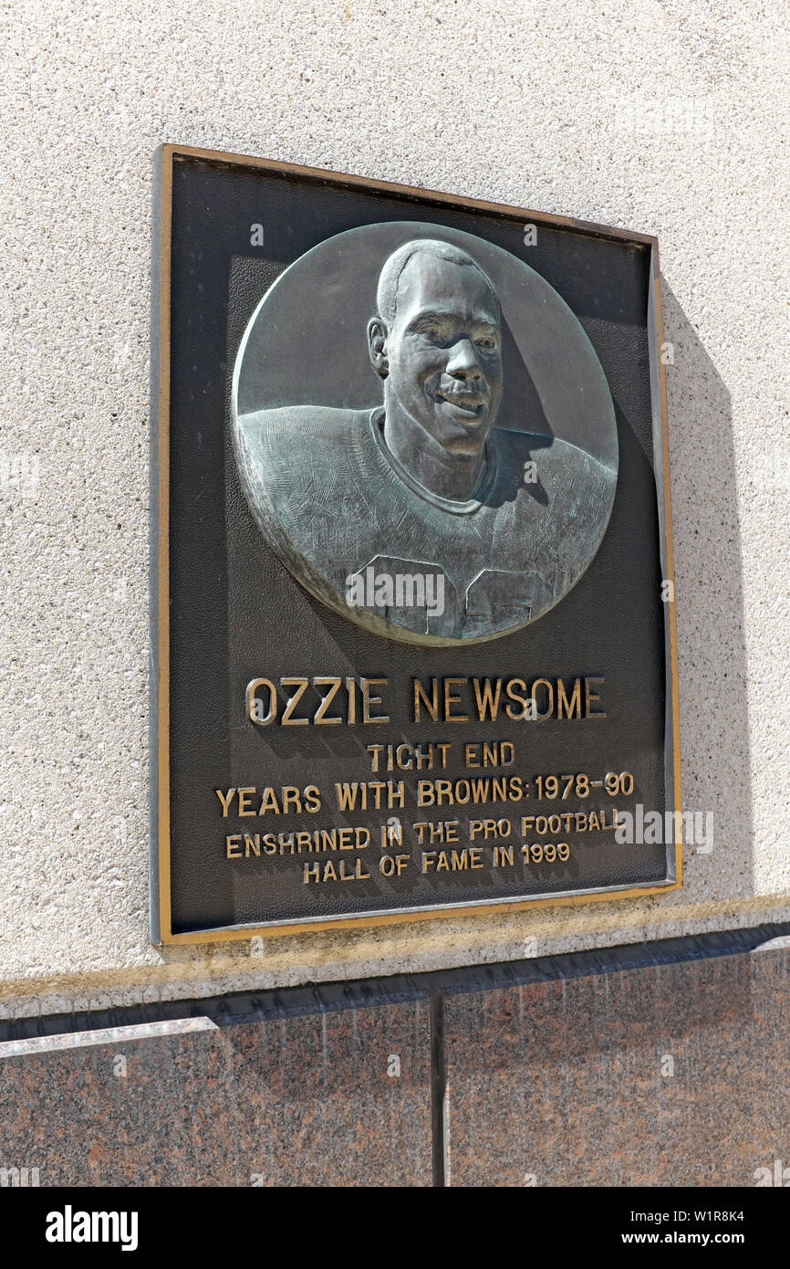 Una targa che celebra i contributi di Ozzie Newsome, il tight end dei Cleveland Browns dal 1978 al 1990, su un muro fuori dal FirstEnergy Stadium. Foto Stock