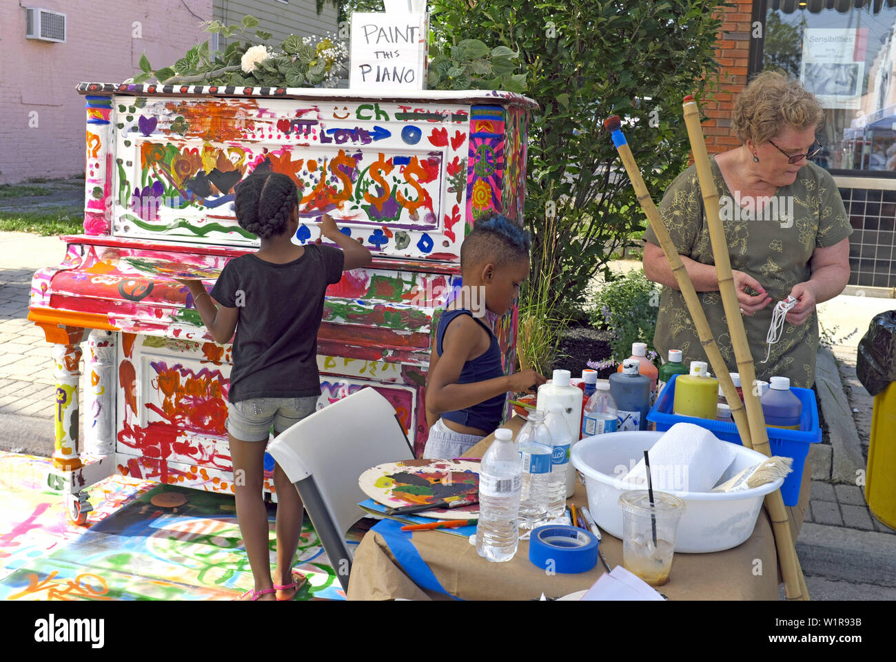 Due bambini neri dipingono in uno stand durante il Waterloo Arts District Arts Fest nel quartiere Collinwood di Cleveland, Ohio, Stati Uniti. Foto Stock