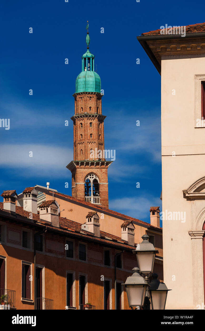 Torre Bissara aumenta al di sopra di Vicenza centro storico di tetti Foto Stock