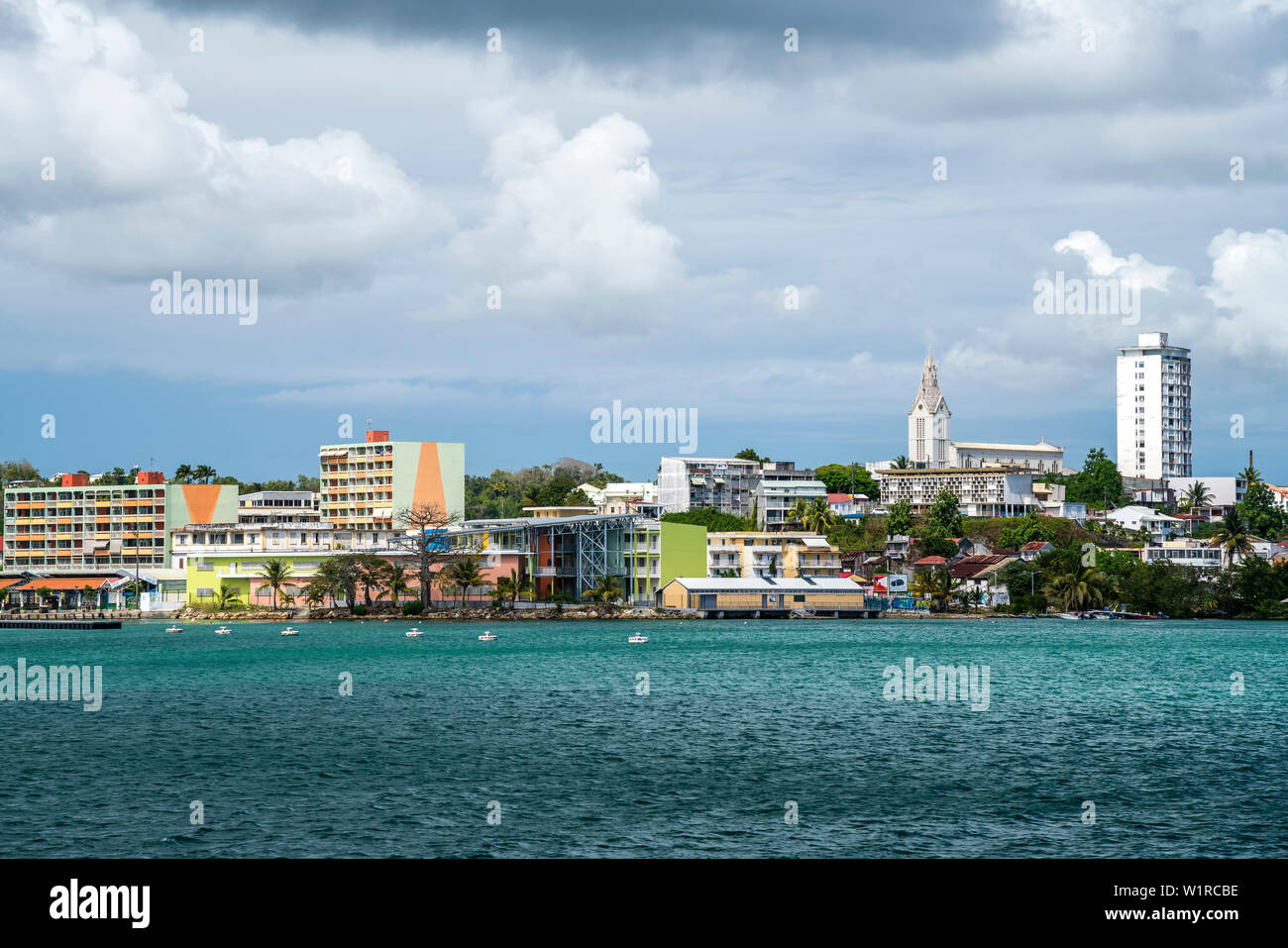 Die Hauptstadt Pointe-à-Pitre vom Meer aus gesehen, Guadalupa, Frankreich | la capitale di Pointe-à-Pitre visto dal mare, Guadalupa, Francia Foto Stock