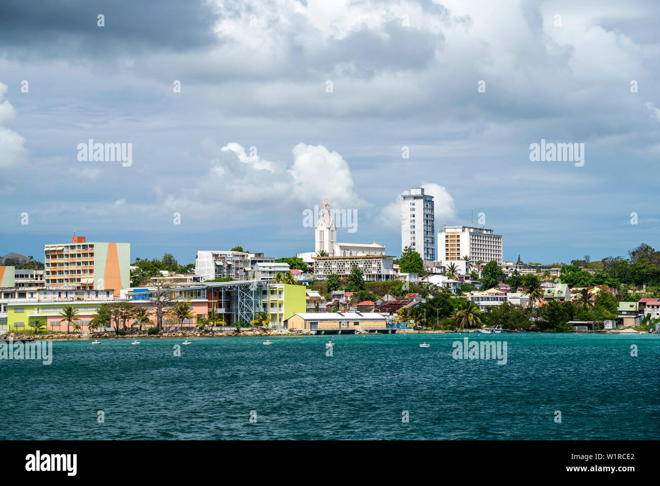 Die Hauptstadt Pointe-à-Pitre vom Meer aus gesehen, Guadalupa, Frankreich | la capitale di Pointe-à-Pitre visto dal mare, Guadalupa, Francia Foto Stock
