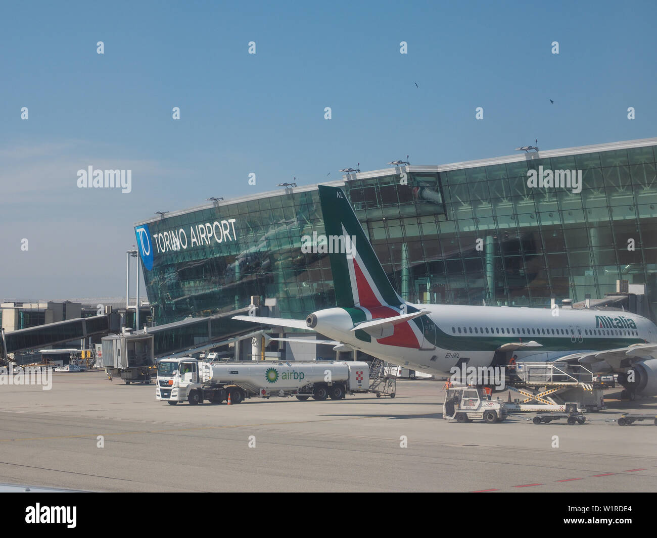 CASELLE, Italia - circa giugno 2019: Alitalia Airbus A320-200 piano a Sandro Pertini di Torino aeroporto Foto Stock