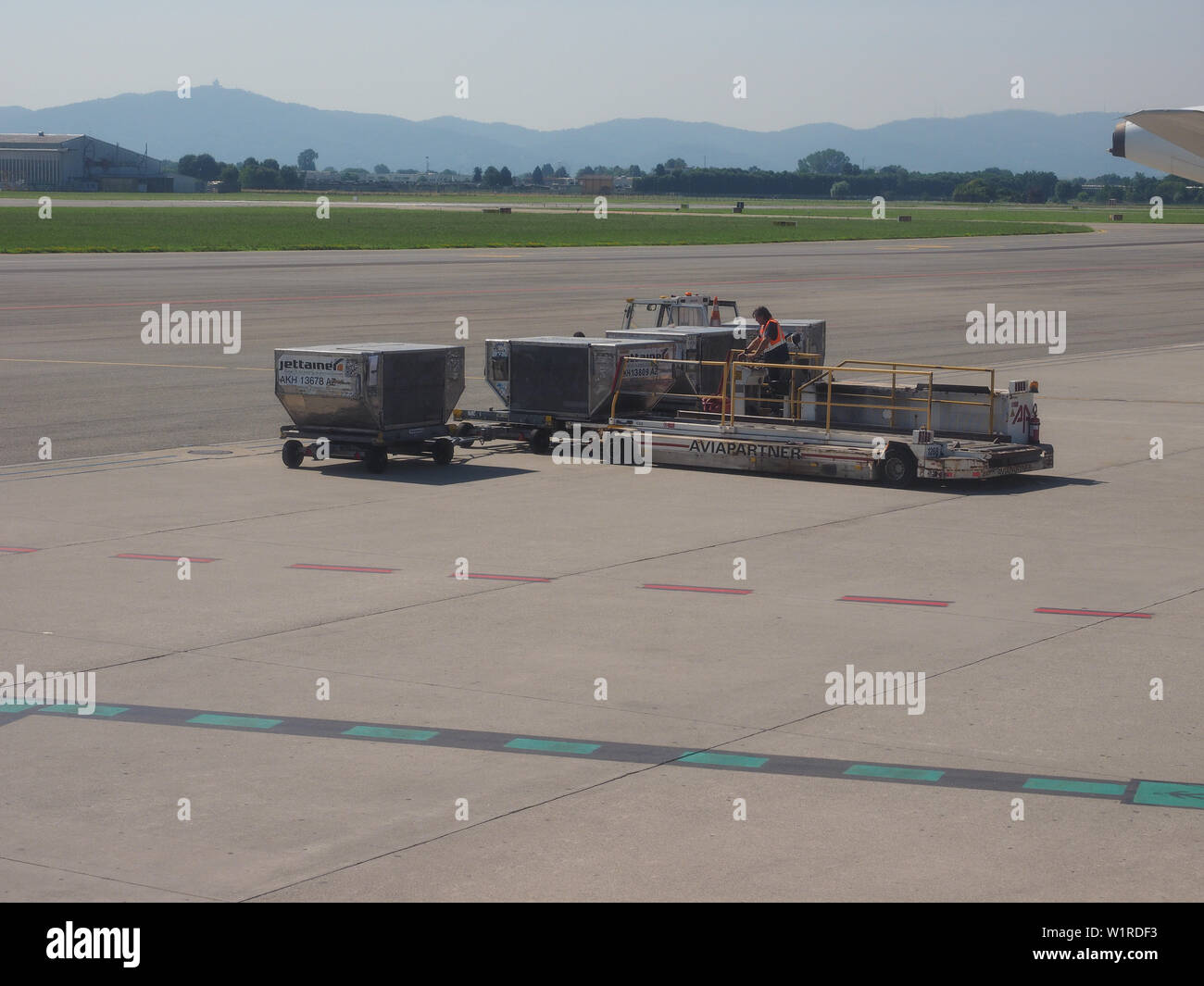 CASELLE, Italia - circa giugno 2019: a terra di aeromobili Servizi di movimentazione merci a Sandro Pertini di Torino aeroporto con Aviapartner Foto Stock