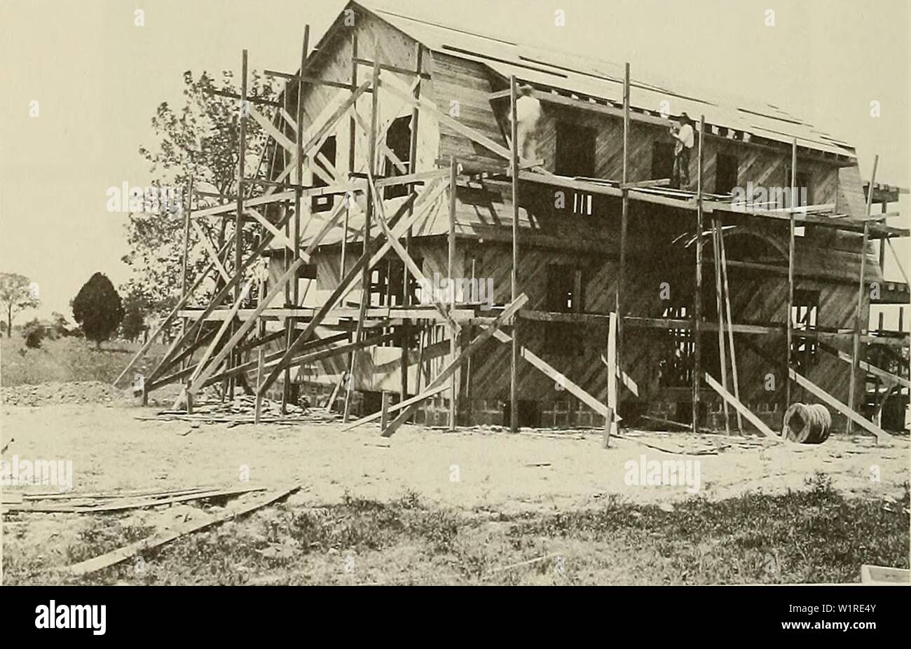 Immagine di archivio da pagina 55 di Dahlgren (1977). Dahlgren dahlgren00mcco Anno: 1977 46 Dahlgren ed essi non devono preoccuparsi di che. A Indian Head, avevano una banca di sporcizia e le pistole dovevano sparare proiettili in questa banca in modo che non poteva andare oltre in Virginia. Uno di questi proiettili è impazzita e ho saltato sopra la parte superiore di questo mucchio di sporcizia, e questo è quello che ha atterrato in Quantico. Nessuno è rimasto ferito. Naturalmente, Dahlgren, poiché mi sono ritirato, sparato una pistola giù il fiume una volta e la banda rotante è venuto fuori. Il proiettile ha perso la sua traiettoria e sbarcati in qualcuno con la schiena y Foto Stock Immagine di archivio da pagina 55 di Dahlgren (1977). Dahlgren dahlgren00mcco Anno: 1977 46 Dahlgren ed essi non devono preoccuparsi di che. A Indian Head, avevano una banca di sporcizia e le pistole dovevano sparare proiettili in questa banca in modo che non poteva andare oltre in Virginia. Uno di questi proiettili è impazzita e ho saltato sopra la parte superiore di questo mucchio di sporcizia, e questo è quello che ha atterrato in Quantico. Nessuno è rimasto ferito. Naturalmente, Dahlgren, poiché mi sono ritirato, sparato una pistola giù il fiume una volta e la banda rotante è venuto fuori. Il proiettile ha perso la sua traiettoria e sbarcati in qualcuno con la schiena y Foto Stock