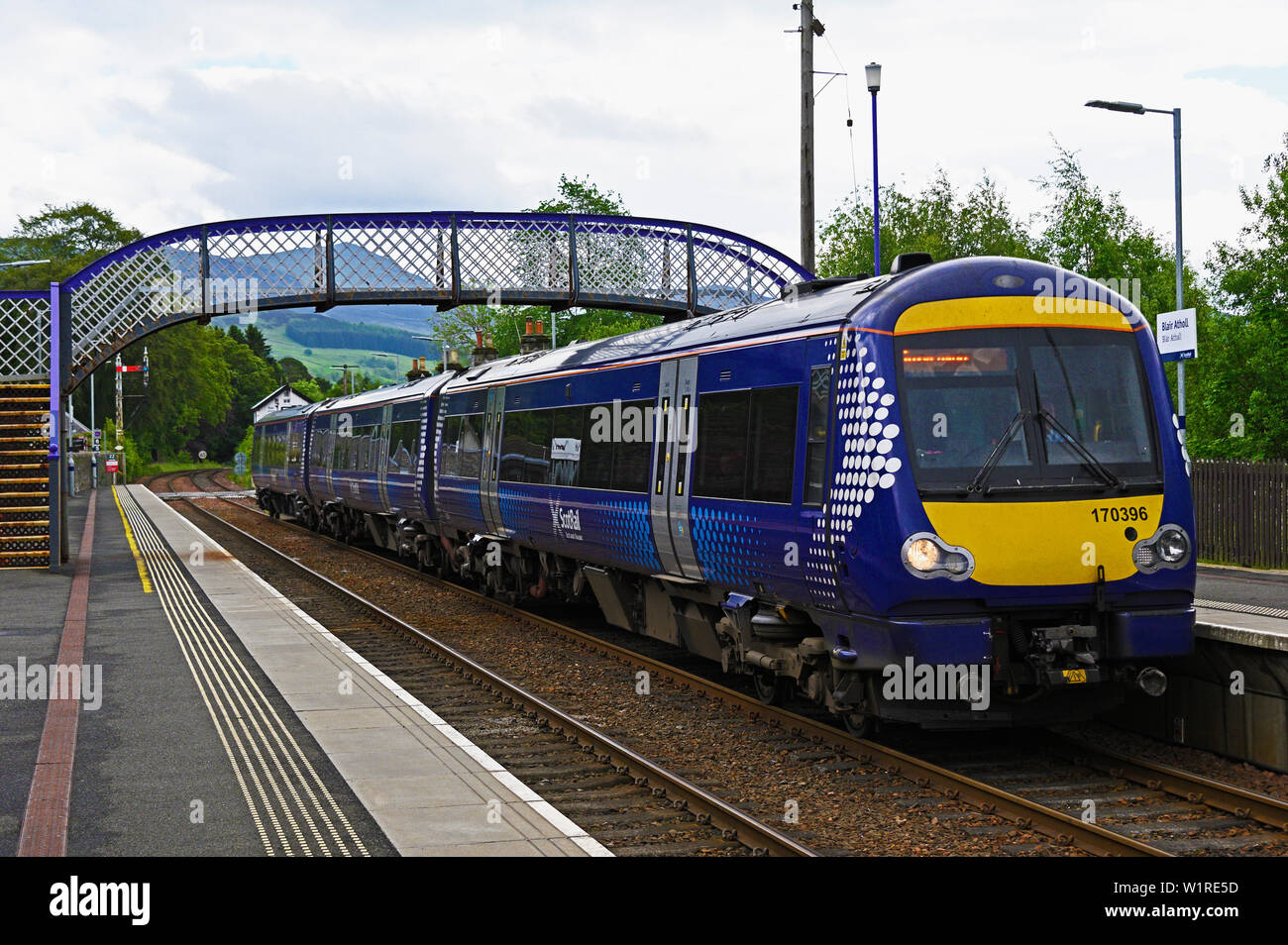 Passeggero ScotRail Treno in avvicinamento a Blair Atholl Stazione, Perth and Kinross, Scotland, Regno Unito, Europa. Foto Stock