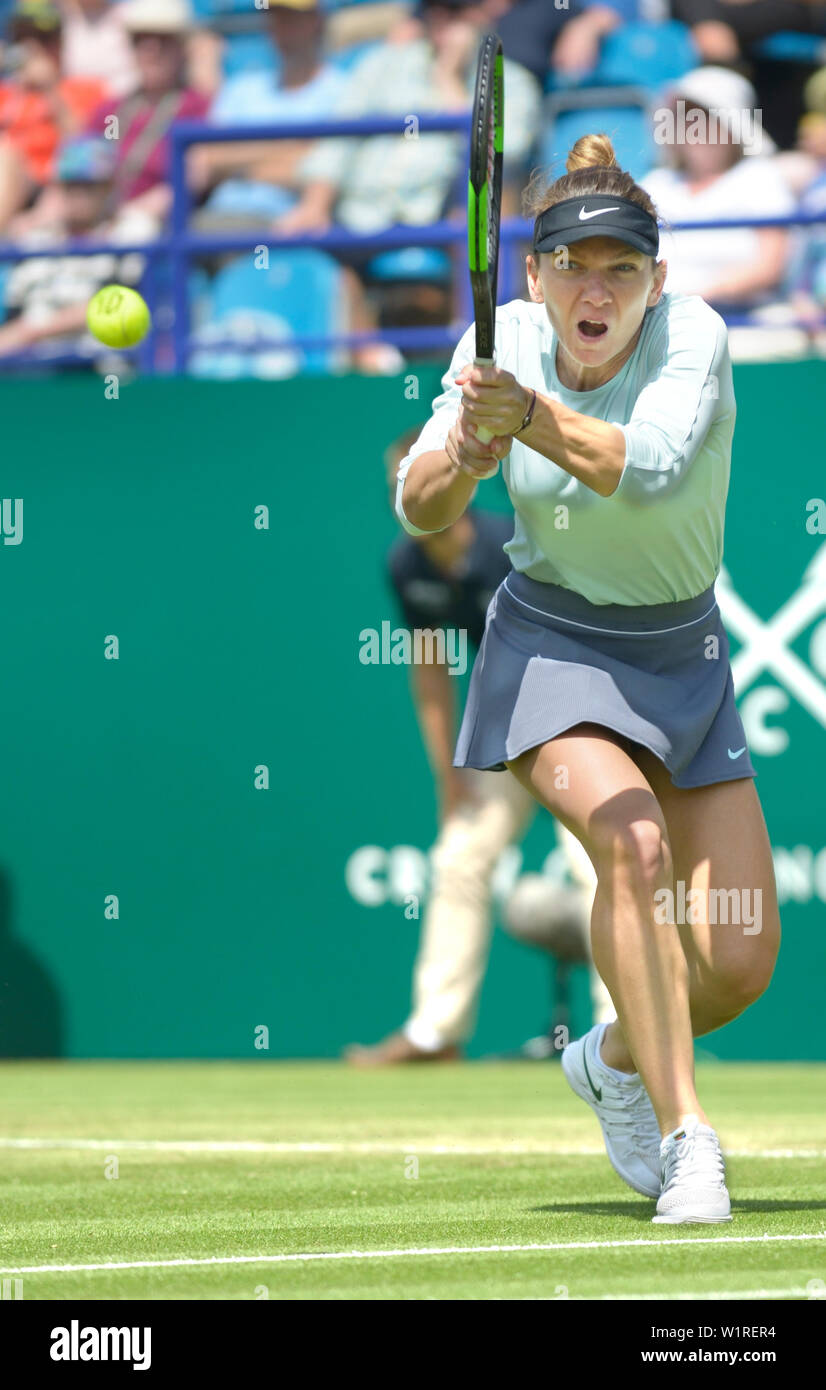 Simona Halep (RM) giocando sul Centre Court alla natura internazionale della valle, Devonshire Park, Eastbourne, Regno Unito. Il 27 giugno 2019 Foto Stock