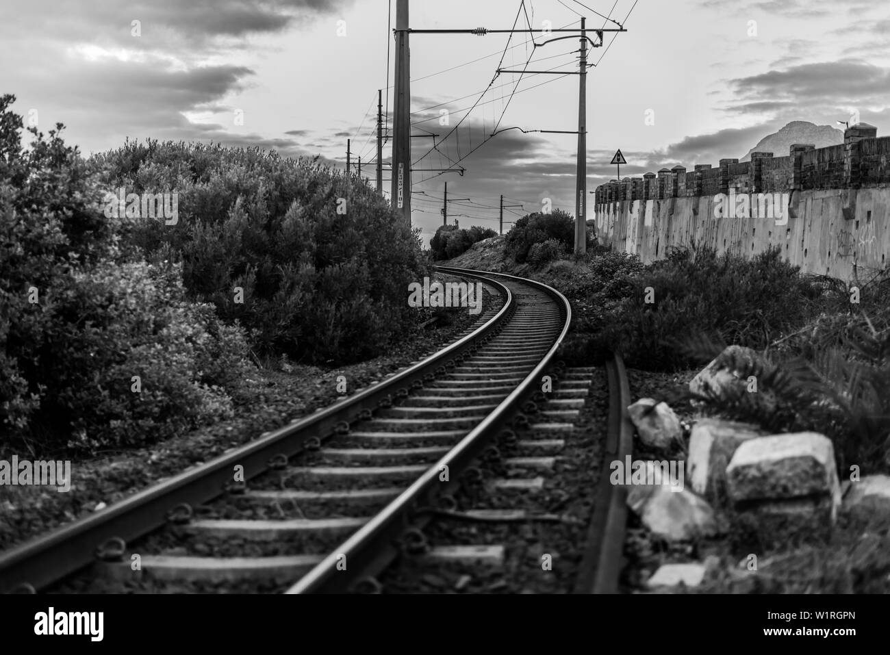La Simons Town a Muizenberg linea ferroviaria che segue la Baia di False coste lungo la Penisola del Capo nel Sud Africa Western Cape Foto Stock