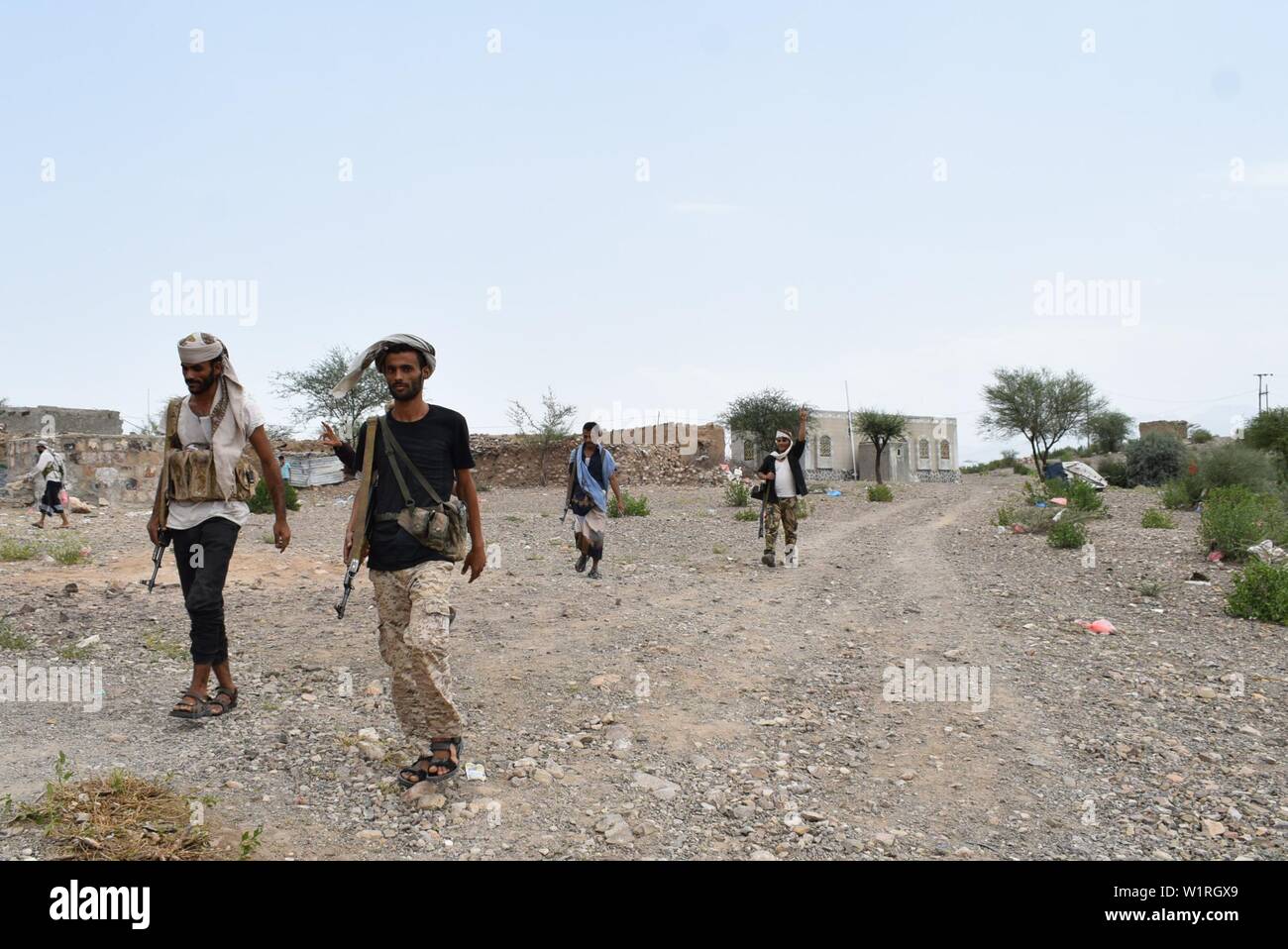 (190703) -- DHALEA (Yemen), 3 luglio 2019 (Xinhua) -- pro-governo yemenita soldati tornare dalle loro posizioni nella periferia nord della provincia Dhalea, Yemen, il 3 luglio 2019. Pro-governo forze yemenita è riuscito a interrompere una ben preparata Houthi piano per avanzare militarmente verso un numero di chiave province meridionali dopo mesi di intensi combattimenti. Varie fazioni di pro-le forze governative comprese le elite brigate dei giganti e la resistenza del sud forze impegnate nelle feroci scontri armati con i ribelli Houthi nelle parti settentrionali della provincia Dhalea. (Xinhua/Murad un Foto Stock