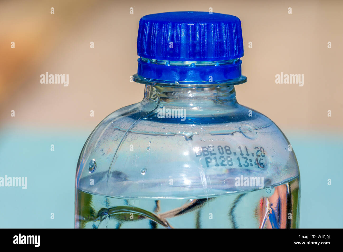 Plastica monouso o in plastica monouso, vengono utilizzati solo una volta prima di essere gettati via o riciclato. Foto Stock