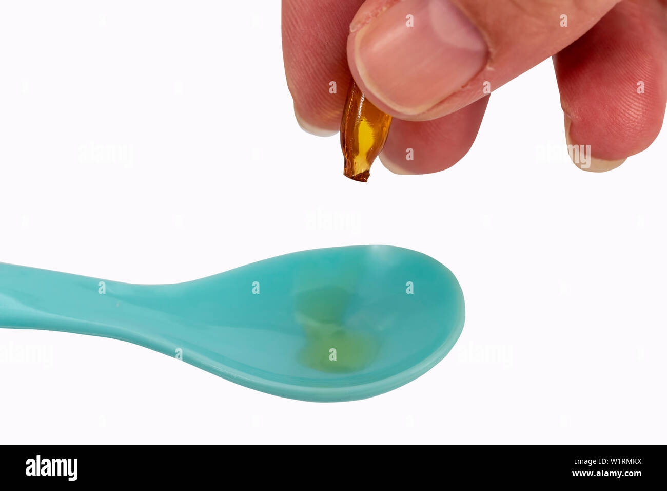 Mano madre prepara la vitamina D3 e K1 twist-off in capsule di cucchiaino di Remedy Foto Stock