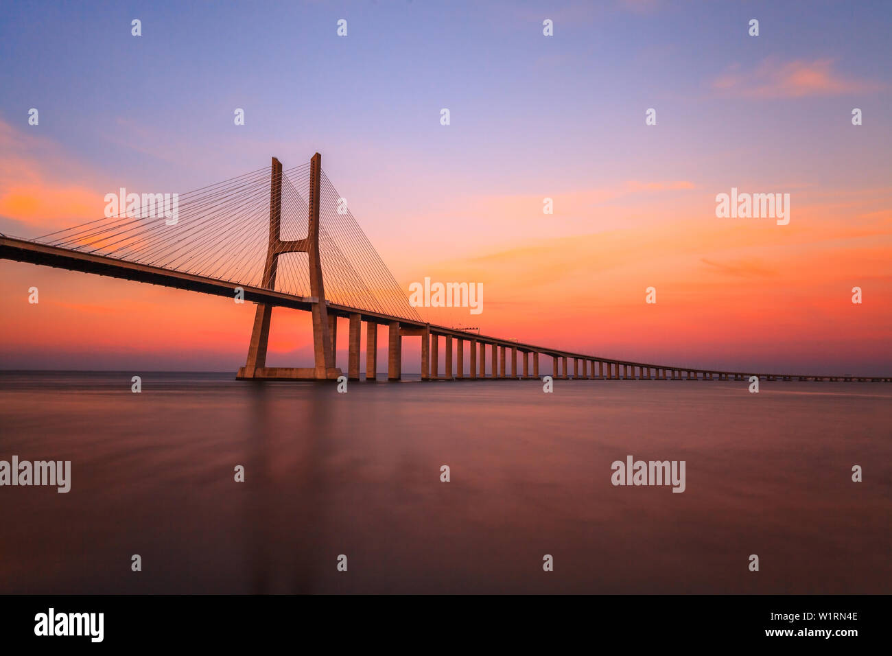 Ponte Vasco de Gama al tramonto Foto Stock