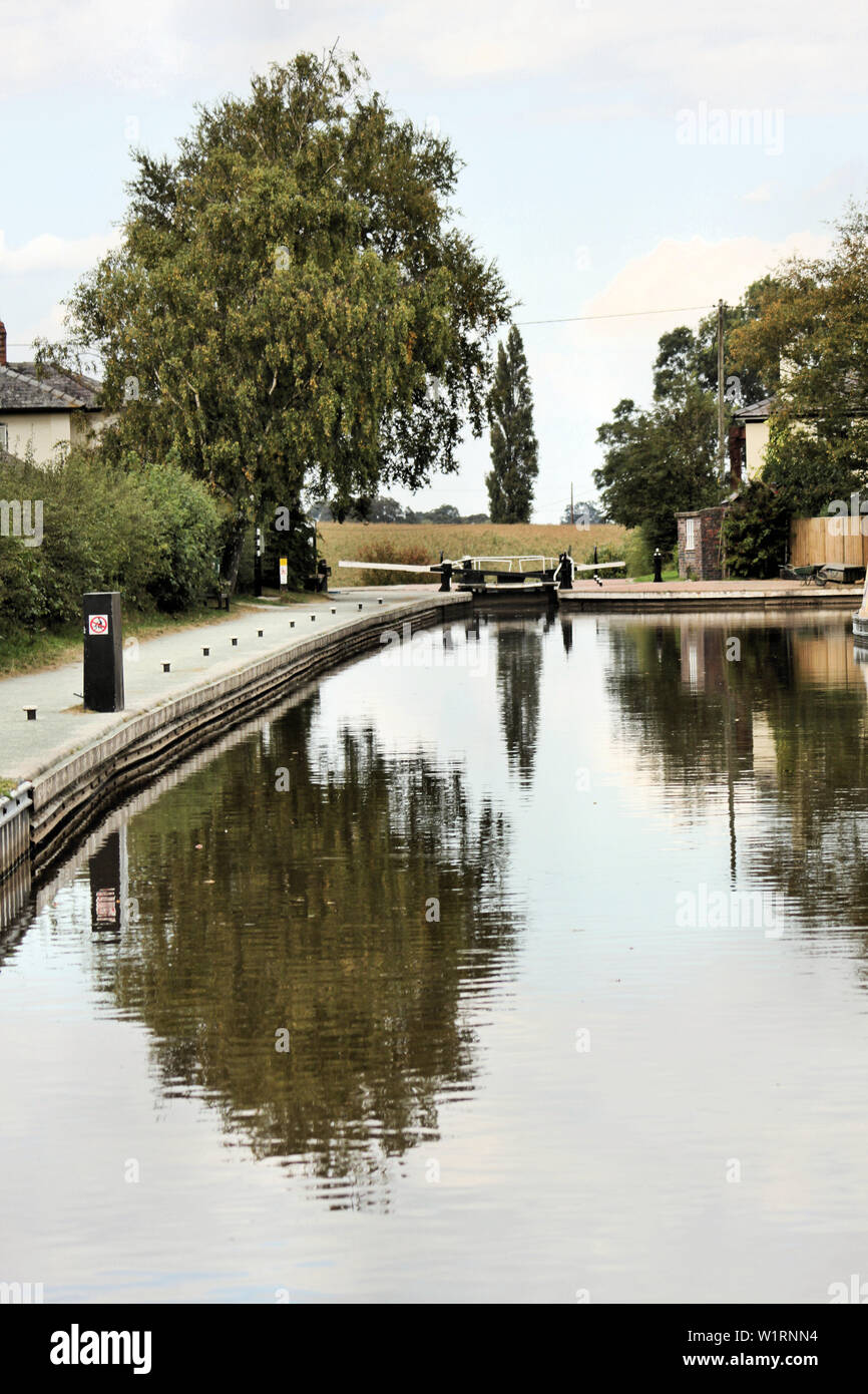 Una foto del canale vicino Whitchurch che mostra le barche Foto Stock
