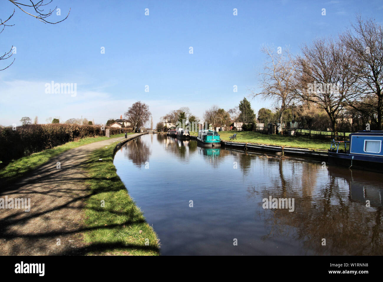 Una foto del canale vicino Whitchurch che mostra le barche Foto Stock