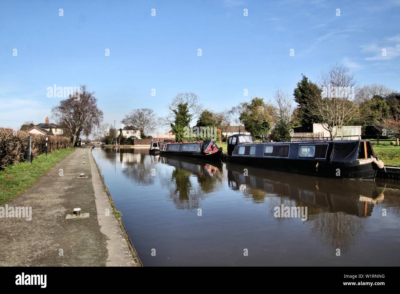 Una foto del canale vicino Whitchurch che mostra le barche Foto Stock