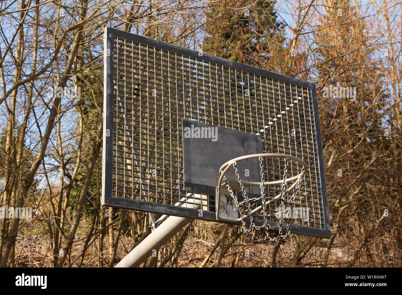 Basketballkorb aus Metall im Zentrum der Stadt Alzenau in Bayern Foto Stock