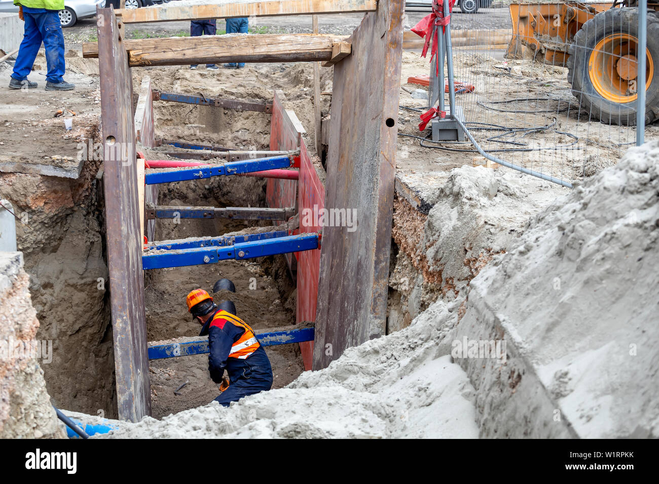 Acqua principali break, equipaggio lavora per riparare i danni. Scavare fino a tubo in street city. Scavare street per la riparazione. Gli installatori di impianti sanitari funzionanti. Foto Stock