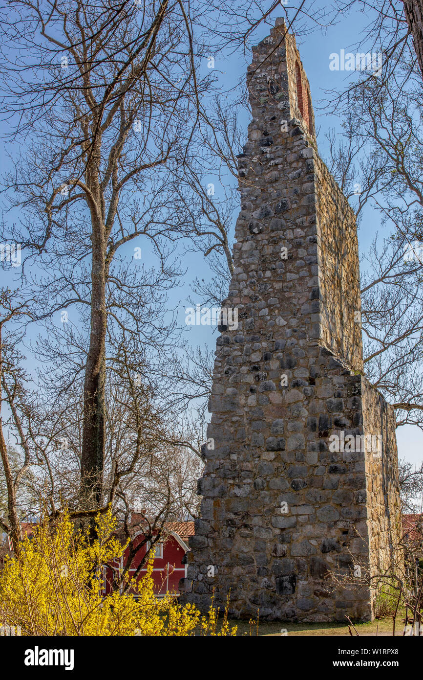 La alte pietre antiche rovine della chiesa di San Lorenzo si erge ancora oltre la città più antica della Svezia chiamata Sigtuna. Foto Stock
