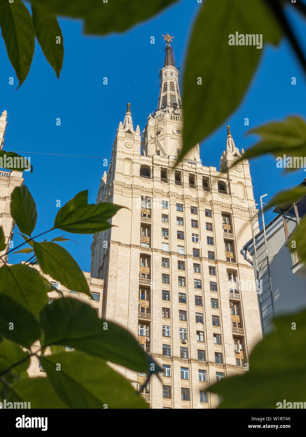 Mosca, Russia - 20 Maggio 2019: La Piazza Kudrinskaya edificio è un edificio a Mosca, uno dei sette stalinista grattacieli di stile Foto Stock