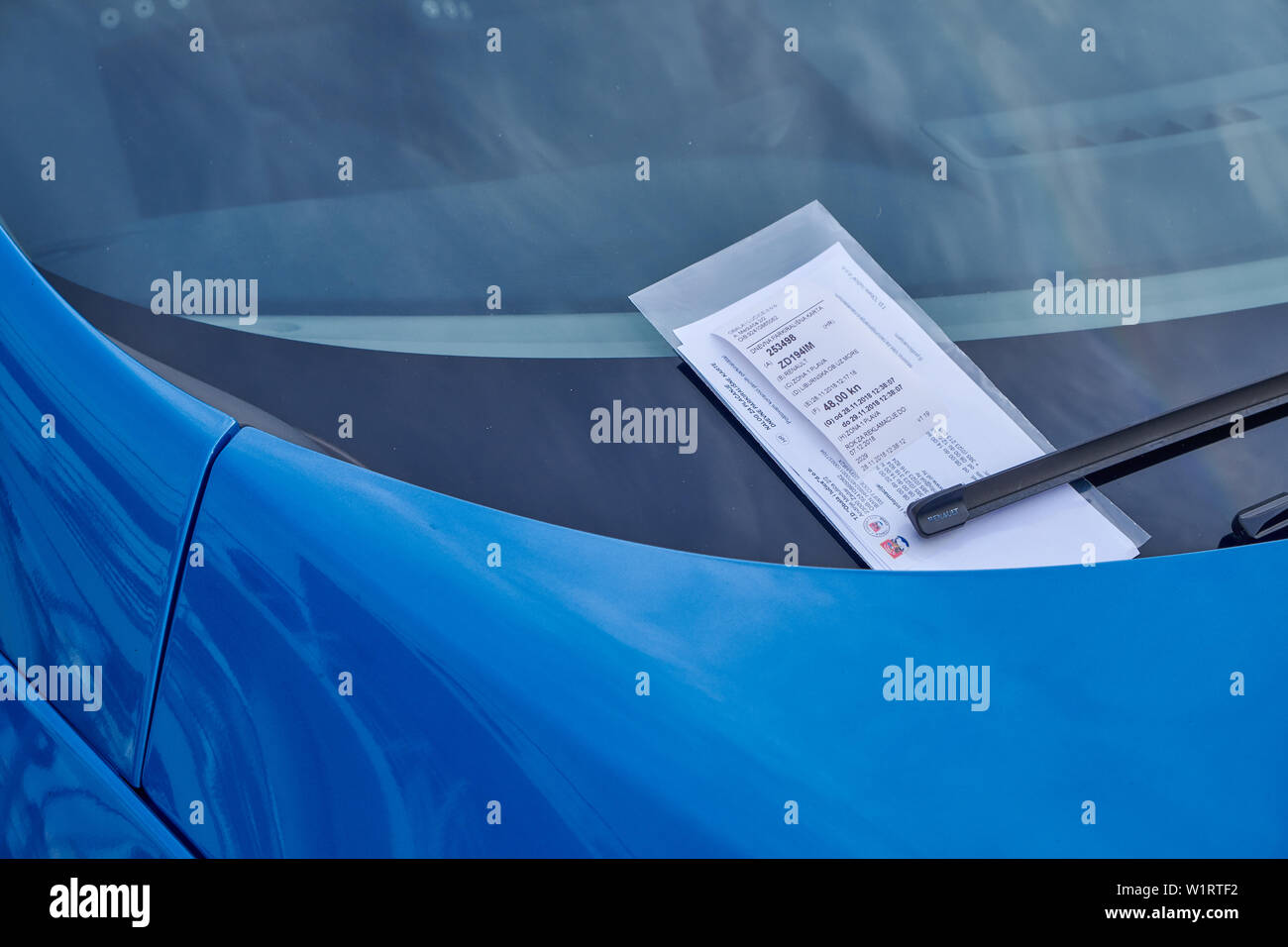 Zadar, Croazia, biglietti per il parcheggio di 48 kuna sotto il tergicristallo di blu illegalmente auto parcheggiate lungo il porto di mare Foto Stock