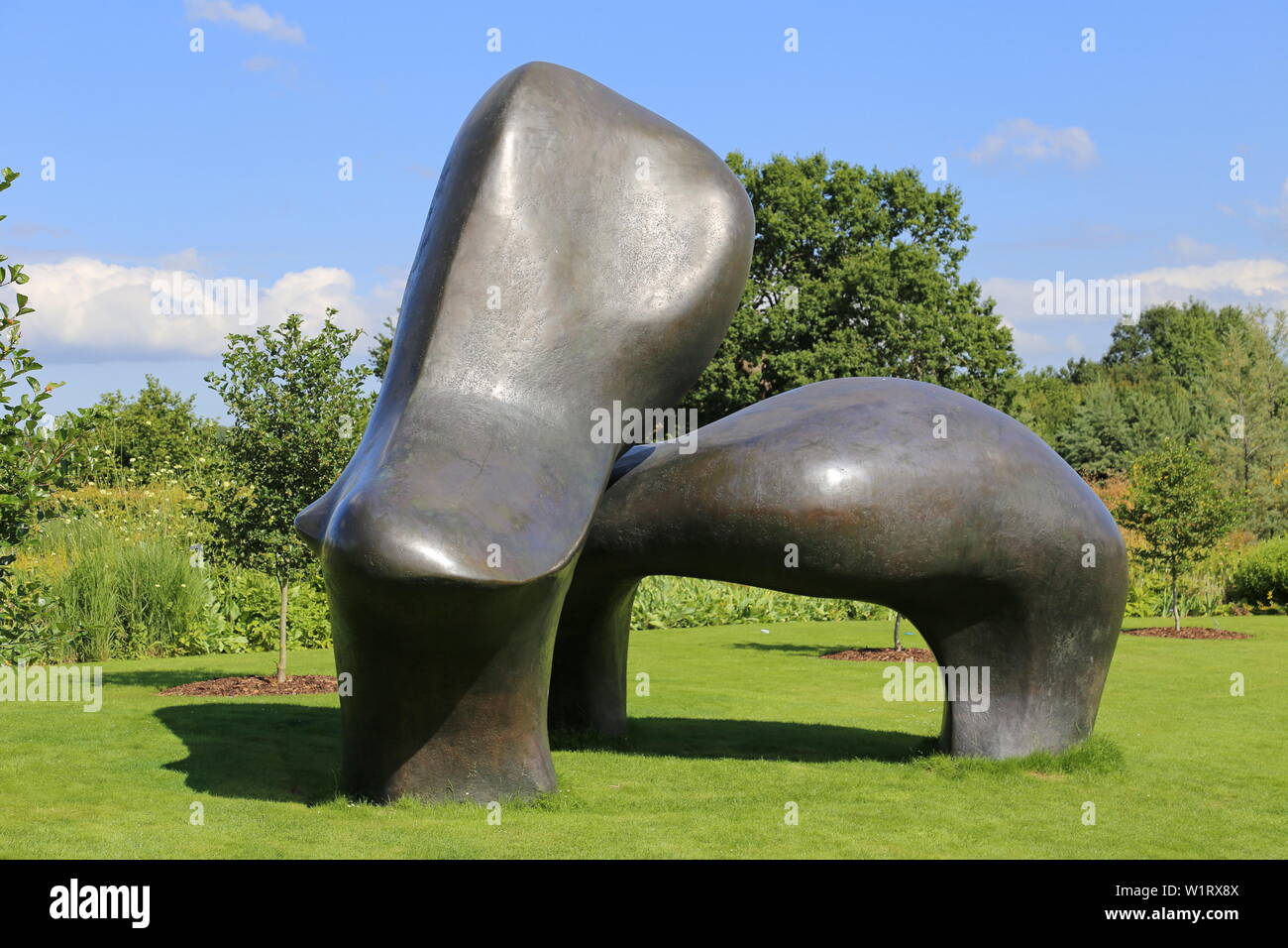 'Heep piece' (Henry Moore, 1971-1972, bronzo), scultura a Wisley 2019, RHS Garden Wisley, Woking, Surrey, Inghilterra, Gran Bretagna, Regno Unito, Europa Foto Stock