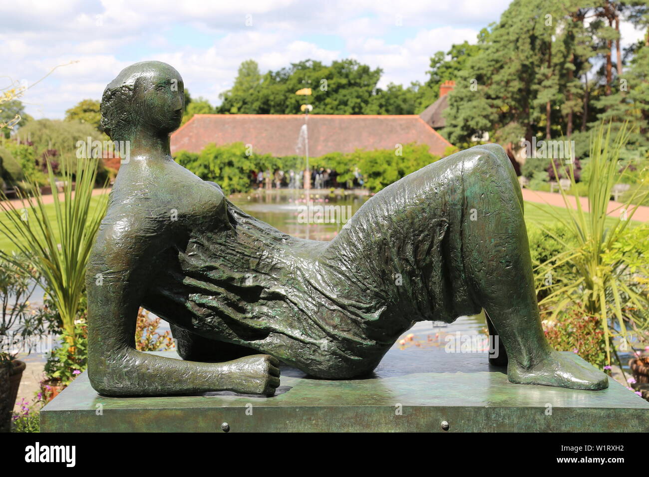 "Raped Reclining Figure" (Henry Moore, 1952-1953, bronzo), scultura a Wisley 2019, RHS Garden Wisley, Woking, Surrey, Inghilterra, Regno Unito, Europa Foto Stock