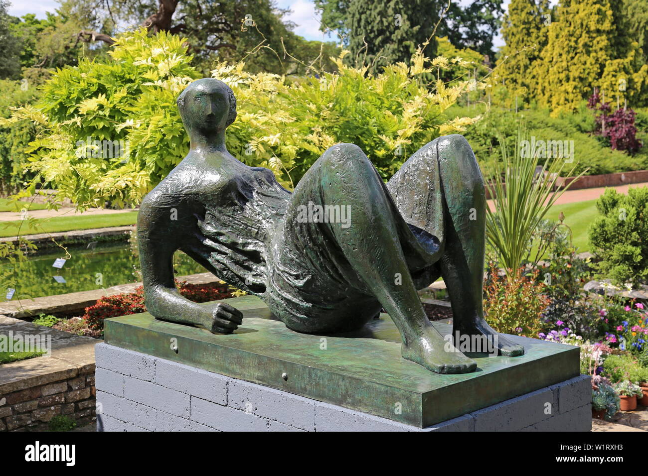"Raped Reclining Figure" (Henry Moore, 1952-1953, bronzo), scultura a Wisley 2019, RHS Garden Wisley, Woking, Surrey, Inghilterra, Regno Unito, Europa Foto Stock